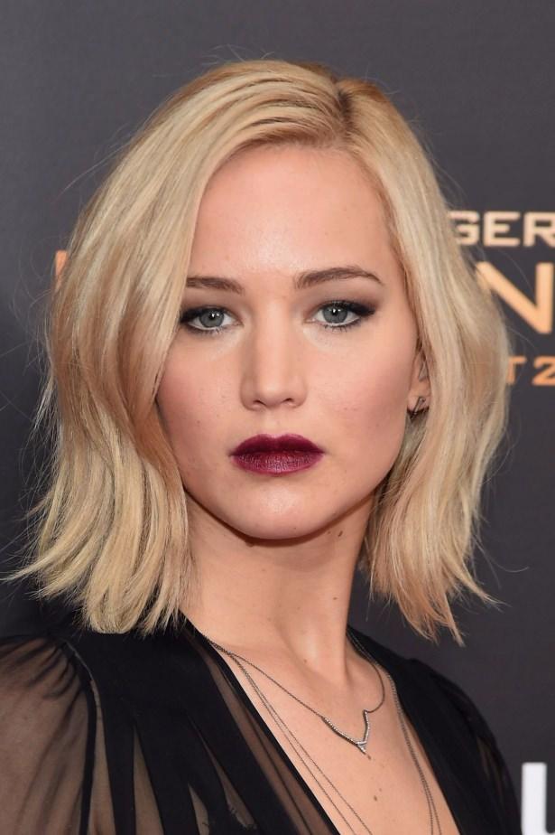 <p>Asimetrik Katlar</p>

<p>Jennifer Lawrence her konuda olduğu gibi güzellikte de kural tanımıyor. </p>
