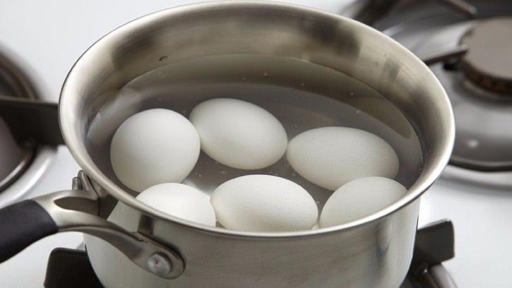<p>- Yumurtanın kaç günlük olduğunu öğrenmek istiyorsanız; suya yumurtayı koyun ve biraz bekleyin.</p>
