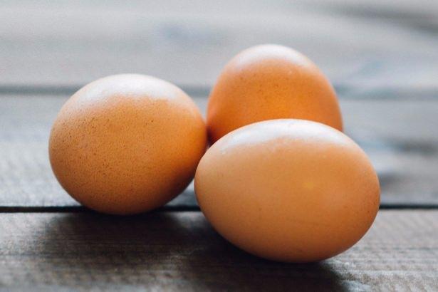 <p>Anne sütünden sonra insanın ihtiyacı olan pekçok besin öğesini bulunduran yumurta, içerdiği A, D, E ve B grubu vitaminlerinin yanı sıra yine içinde bulundurduğu kolin sayesinde de çeşitli vücut fonksiyonlarının yerine getirilmesinde önemli rol oynuyor.</p>
