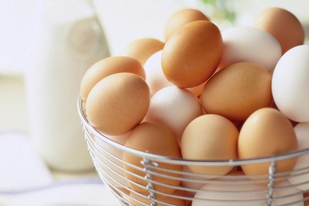 <p> Temel besin kaynaklarımızla karşılaştırıldığında yumurta, protein içeriği yüksek gıdalar sınıfında ilk sıralarda yer alıyor.</p>