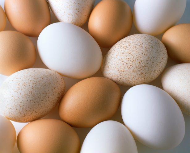 <p>Bir öğünde alınması gereken enerji ve vitamin ihtiyacının büyük bir kısmını tek başına karşılayan, kendi küçük, faydası büyük yumurtayı satın alırken, saklarken ve tüketirken dikkat edilmesi gerekenler anlatıldı.</p>
