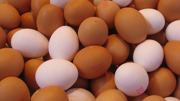 <p>Yumurta, ev koşullarında muhafaza edilecek ise buzdolabında 0-5 derece arasında saklanmalıdır. Çabuk bozulmasını engellemek için satın alınan orjinal karton kutusu içerisinde muhafaza edilmeli ve kesinlikle yıkanmamalıdır. </p>

