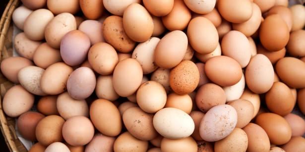 <p> Eğer kutusundan çıkararak saklamayı tercih ediyorsanız dolabın kapak kısmındaki yumurta rafına sivri kısımları aşağı gelecek şekilde yerleştirerek saklamalısınız. </p>

