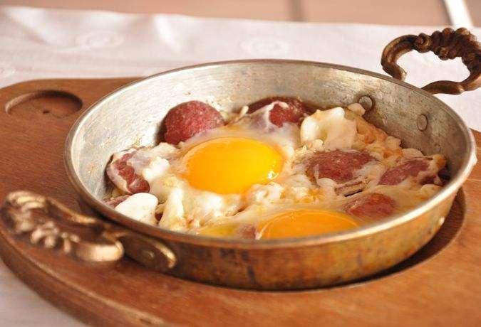<p>“Kayısı kıvamda denilen yarı pişmiş veya pişmemiş yumurtada Biotin adlı vitamini, avidin adlı protein bağlar, her ikisinden de yararlanamayız” diyen Uzm. Dyt. Işın Sayın “Yumurta tam piştiğinde ise bu istenmeyen kimyasal birleşme önlenir. </p>