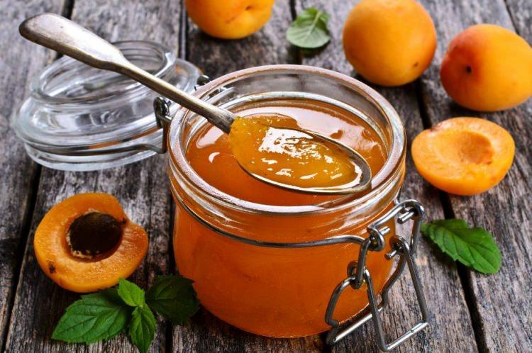 <p><strong>Kayısıdan reçel yapın</strong></p>
<p><strong>Malzemeler:</strong></p>
<p>2 kg kayısı <br />
2 kg şeker <br />
1 tatlı kaşığı limon tuzu</p>
<p> </p>