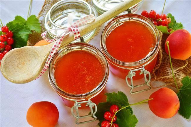 <p><strong>Yapılışı: </strong>Kayısıları önce yıkayın sonra ikiye bölün. Çekirdekleri fındık ya da ceviz kıracağı ile kırarak içlerini çıkartın. Kayısıları tencereye alarak üzerine toz şekeri ilave edin.</p>