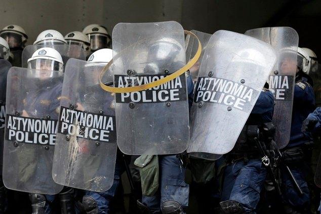 <p>Bakanlık binasına girmeye çalışan çiftçiler ile polis arasında arbede yaşandı. Yunan polisi, hükümet karşıtı sloganlar atan çiftçileri dağıtmak biber gazı kullandı.</p>

<p> </p>
