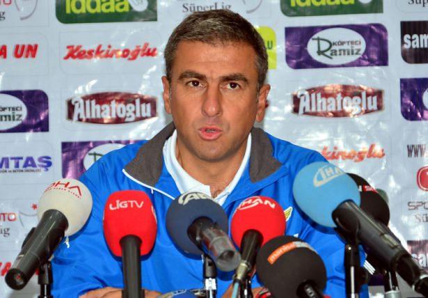 <p>İzmirspor formasıyla futbolla tanışır ve altyapı yıllarındaki futboluyla gözdoldurur Hamza Hamzaoğlu. Nüfus kağıdının olmaması nedeniyle lisansı yaşıtlarına göre daha geç çıkar...</p>