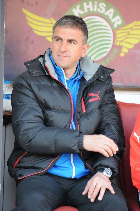 <p>Hamza Hamzaoğlu, 1992-1993 ve 1993-1994 sezonlarında Galatasaray ile şampiyonluk yaşar, 1993'te de Cumhurbaşkanlığı Kupası'nı havaya kaldırır.</p>