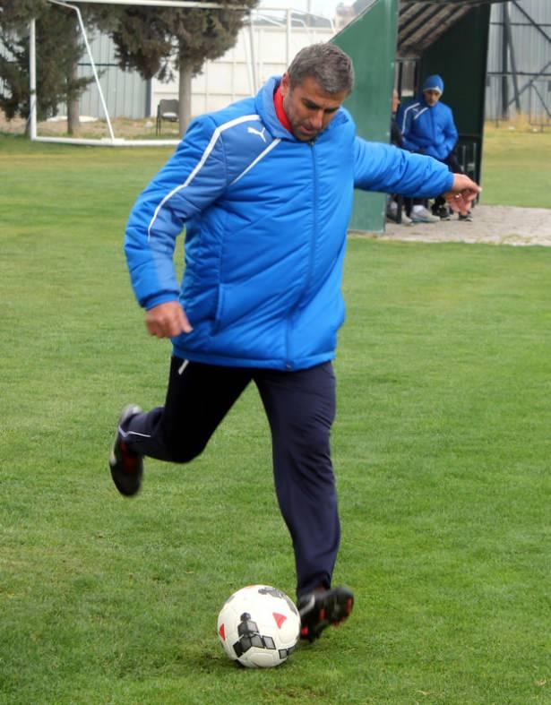 <p>1996 yılında İstanbulsporlu olur Hamza Hamzaoğlu... 4 yıl İstanbulspor'da top koşturan Hamzaoğlu, 2000'de 2. Lig ekibi Siirt Jetpaspor'la Süper Lig'e adım atar.</p>