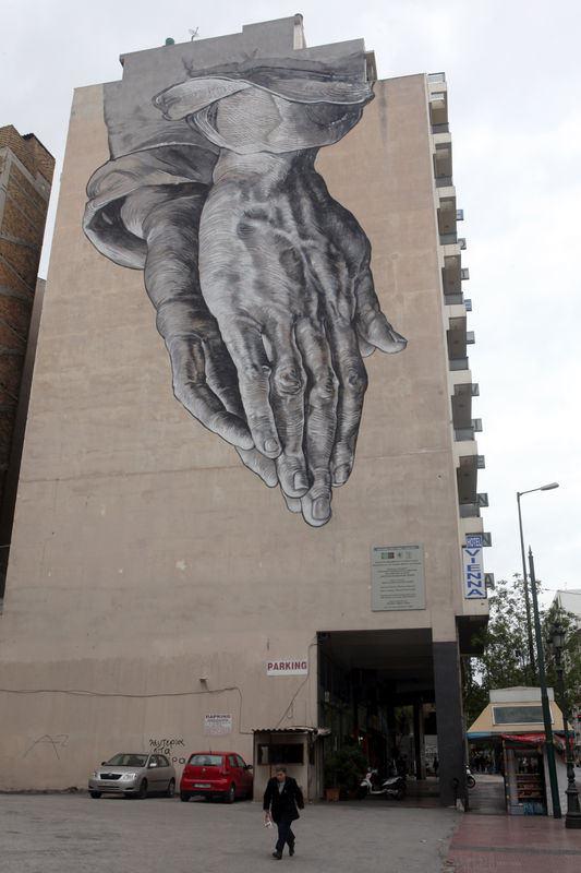 <p>Bazen &uuml;lkedeki siyasi g&uuml;ndemin bir yansıması olarak yapılan grafitiler yunanlı vatandaşlar ve turistler tarafından b&uuml;y&uuml;k beğeni topluyor.</p>
