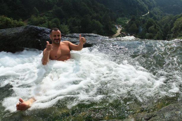 <p>Dik ve tehlikeli alanlarda bulunan havuzlarda y&uuml;zen vatandaşlar bir yandan manzaranın keyfini &ccedil;ıkarıyor, bir yandan da serinliyorlar</p>
