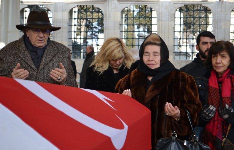 <p><strong>SİZ TÜRK DEĞİLSİNİZ!</strong></p>

<p>Sayın Cumhurbaşkanı’ndan, başbakandan, hükûmet üyelerinden Orta Asya’dan kopup gelen bu şanlı medeniyetin temsilcilerinin göz ardı etmeden itibar ve iadesini rica ediyorum. Aile üyelerinin tamamının vatandaş yapılmasını maaş bağlanmasının iyi olacağını düşünüyorum.</p>

<p>Biz aile üyeleri hem vatanımızda kabul görmedik hem de yaşadığımız topraklarda. Tayland’da görevdeyken Türk elçisi durumumuza hayret etti. Bangkok Konsolosluğuna çağırdı. Başvurumuzu aldılar. 60’lı yıllarda... Ankara kabul etmek istemedi. “Siz Türk değilsiniz, Fransız’sınız” dediler. Bir sene beklettiler. Daha sonra pasaport temditlerinde yine aynı sorunla hep karşılaştık, “Siz Türk değilsiniz” dediler.</p>
