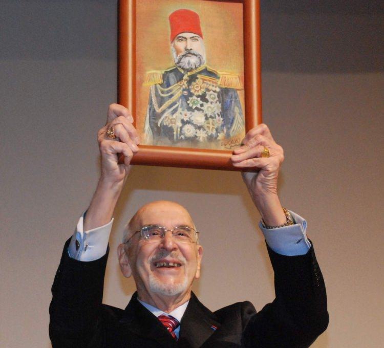 <p>Fransa’da vefat eden II. Abdülhamid Han’ın torunlarından Bülent Osman, dün İstanbul’da Fatih Camii’nden ebediyete uğurlandı. Bülent Osman’ın eşi Jeannie Osman, oğlu Cengiz Osman ile haneden üyelerinden Sultan Nilhan Osmanoğlu, Orhan Osmanoğlu ve Şehzade Kayıhan Osmanoğlu taziyeleri cami avlusuna kurulan çadırda kabul etti. Cenazeye katılan Kültür ve Turizm Bakanı Nabi Avcı da aileye başsağlığı diledi. Orhan Osmanoğlu, “Üzüntülüyüz ama cenazesinin burada Fatih Sultan Mehmed Han’ın yanında uğurlanmasına çok memnun olduk. Kendisinin vasiyeti oraya defnedilmekti. Vasiyeti yerine geldiğine göre mutluyuz” dedi. </p>
<p>87 yaşında hayata veda eden Bülent Osman’ın naaşı ikindi namazını müteakip kılınan cenaze namazının ardından Fatih Camii’nin haziresinde yatan dedesi Gazi Osman Paşa’nın yanına defnedildi.</p>
<p>Merhum Bülent Osman’ın Türk bayrağına sarılı tabutu hanedan geleneklerine göre omuzda değil bel hizasında taşındı. Bunun sebebi ise Fatih Sultan Mehmed Han’ın türbesine saygı olarak açıklandı.</p>