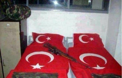 <p>Terör örgütü PKK’ya yönelik operasyonların sürdüğü Şırnak, Nusaybin ve Yüksekova’da şehit düşen güvenlik güçlerinin ranzaları boş bırakılmadı.</p>