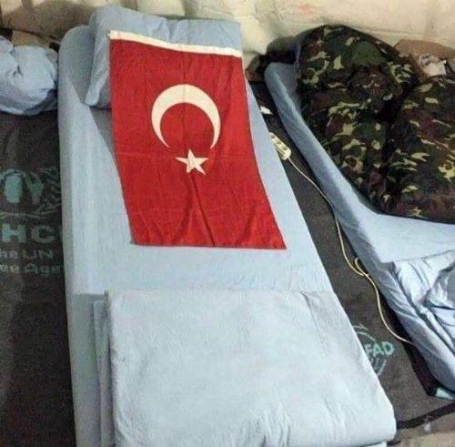 <p>Silah arkadaşları, şehitlerin yataklarını Türk bayraklarıyla donattı.</p>
