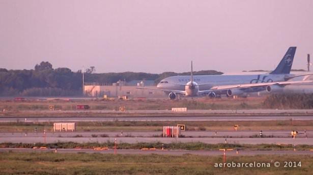 <p style="font-size: medium; padding-bottom: 20px; margin: 0px; color: rgb(0, 0, 0); font-family: sans-serif; line-height: 1.5 !important;">Moskova'dan havalanan UTair Hava şirketine ait Boeing 767-300 yolcu u&ccedil;ağı El Prat Havaalanı'na iniş yapacağı sırada piste &ouml;n&uuml;ne Arjantin Havayolları'na ait SkyTeam Airbus A340-300 yolcu u&ccedil;ağı &ccedil;ıktı.&nbsp;</p>

<div>&nbsp;</div>
