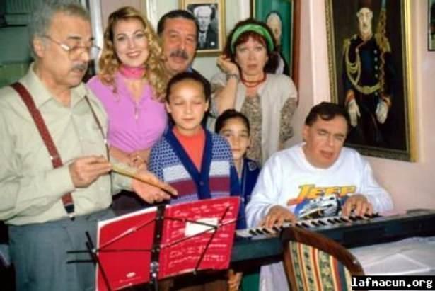 <p><strong>18- BİZİMKİLER</strong><br />
<br />
Bir nesil hatta birden fazla nesil onlarla büyüdü. Türk televizyonun en uzun soluklu dizilerinden biriydi. Katili, Sevim’i, Kapıcı Cemil’iyle geçen bir apartman dizisiydi.</p>
<p> </p>
<p> </p>