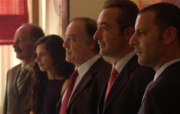 <p><strong>17- BİR İSTANBUL MASALI</strong></p>
<p>Mehmet Aslantuğ, Ahu Türkpençe, Ozan Güven, Çetin Tekindor gibi isimlerin buluştuğu bir pazartesi ekran klasiğiydi. Arhan ailesinin yaşadığı malikanede yaşananları milyonlar soluklarını tutarak izledi.</p>