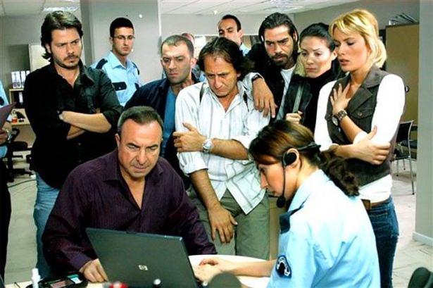 <p><strong>15- ARKA SOKAKLAR</strong></p>
<p>Kanal D ekranlarında 8 yıl önce ekrana gelmeye başladı. Her hafta farklı bir öyküyü ekrana taşıdı, kendine has çekim tarzıyla dikkatleri üzerine çekti. Hala ekranlarda. Özellikle tekrar bölümleri aldığı ratinglerle dizinin nasıl da dinamik olduğunu ve günceli yakaladığını gösteriyor.</p>