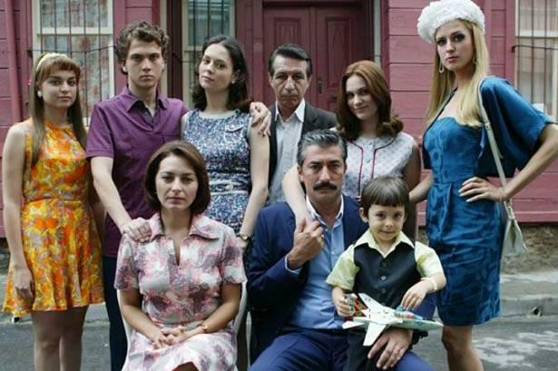 <p><strong>13- ÖYLE BİR GEÇER ZAMAN Kİ</strong><br />
<br />
Ailesine sırt çeviren Ali Kaptan’la başlayan sonrasında Cemile’nin dramı olarak ekrana gelen, aldığı rating sonuçlarıyla parmak ısırtan dönem dizisi. 70’li yıllarda başlayıp, 80’lere kadar taşınan öyküsünü Türkiye soluksuz izledi.</p>
<p> </p>
<p> </p>