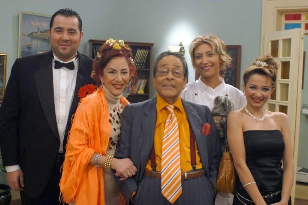 <p><strong>12- AVRUPA YAKASI</strong></p>
<p>Tam bir fenomen oldu, sit com kültürünün TV’lerde oturmasını sağladı. Yıllarca ekranda kaldı, Türkiye’de komediye dair ne kadar ünlü varsa hemen hemen hepsini orada izledik.</p>