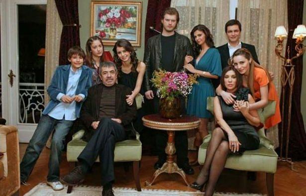 <p><strong>6- AŞK-I MEMNU</strong><br />
<br />
Aşk-ı Memnu Türk televizyon tarihine geçen bir yalı hikayesiydi… Beren Saat’in yıldızına yıldızlık kattığı, Kıvanç Tatlıtuğ’un genç kızların gözdesi olduğu, Selçuk Yöntem’in oyunculukta kendini aştığı, Nebahat Çehre’nin yıllara meydan okuyan formuyla ve şıklığı göz kamaştırdığı, sıradışı öyküsüyle de seyirciyi kendisine bağladığı kısacası pek çok unsurun bir araya gelmesiyle ortaya çıkan bir TV devrimine imza atan iş oldu Aşk-ı Memnu.</p>
<p> </p>
<p> </p>
