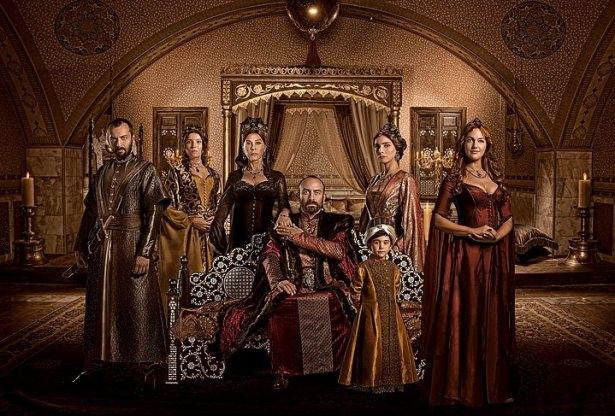 <p><strong>3- MUHTEŞEM YÜZYIL</strong></p>

<p>Muhteşem Yüzyıl TV dünyasında devrim yapan bir proje olarak başladı. Adı gibi muhteşem bir dönem dizisi oldu. Gerek prodüksiyonu gerek öyküsü gerek oyunculuklarıyla... Seyirciden de karşılığını buldu. 3 yılı aşkın süredir yayında ve hala zirvede.</p>

