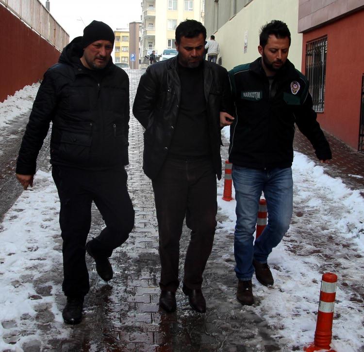 <p><strong>ANKARA'DA SABAHA KARŞI HAREKETE GEÇİLDİ</strong><br />
Ankara Emniyet Müdürlüğü İstihbarat ve Terörle Mücadele Şube Müdürlüğü (TEM) Şube ekiplerince terör örgütü DEAŞ'a yönelik operasyonda, çoğu yabancı uyruklu 60 şüpheli gözaltına alındı. Sabaha karşı Ankara'nın Sincan, Çubuk, Yenimahalle ve Mamak ilçelerinde birçok adrese eş zamanlı operasyon düzenlendi. Operasyonda çoğu yabancı uyruklu 60 kişi gözaltına alındı. Şüpheliler, sağlık kontrolünün ardından sorgulanmak üzere Emniyet'e götürüldü.</p>