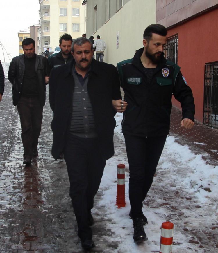 <p><strong>İSTANBUL VE KOCAELİ'DE OPERASYON</strong><br />
İstanbul ve Kocaeli'de ise terör örgütü DEAŞ'a yönelik operasyonda 18 şüpheli gözaltına alındı. İstanbul Cumhuriyet Başsavcılığı Terör ve Örgütlü Suçlar Bürosunca yürütülen soruşturma kapsamında, DEAŞ terör örgütü yanlısı olarak faaliyet gösteren ve haklarında eylem hazırlığında oldukları şeklinde bilgiler bulunan, aralarında İstanbul'da sorumlu düzeyde kişilerin de yer aldığı şüphelilere yönelik eş zamanlı operasyon düzenlendi. </p>
