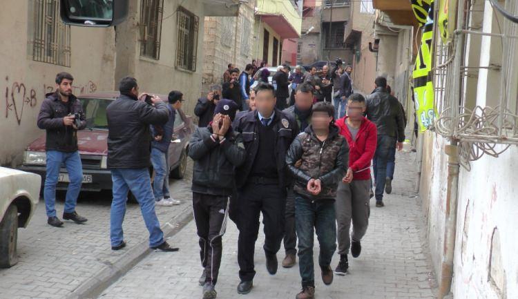 <p>Esenler, Şişli, Bağcılar, Bahçelievler, Maltepe, Sultanbeyli, Sancaktepe, Güngören, Beyoğlu, Pendik ve Ümraniye ilçelerindeki 20 adreste ve Kocaeli'nde bir adrese operasyon düzenleyen ekipler, F.Z, Y.S, M.K, İ.K, Y.K, İ.A, M.Ç, Ö.Y, S.U, Y.A, F.T, A.U, V.K, H.E, R.C.K, A.T, B.S. ile yabancı uyruklu A.W olmak üzere 18 şüpheliyi gözaltına aldı. Şüphelilerin ikamet ve araçlarında yapılan aramada çok sayıda dijital malzemeyle örgütsel doküman ele geçirildi. Ayrıca operasyonda yakalanan 10'u çocuk 14 yabancı uyruklu kişi, sınır dışı işlemleri için bölge polis merkezlerine teslim edildi.</p>