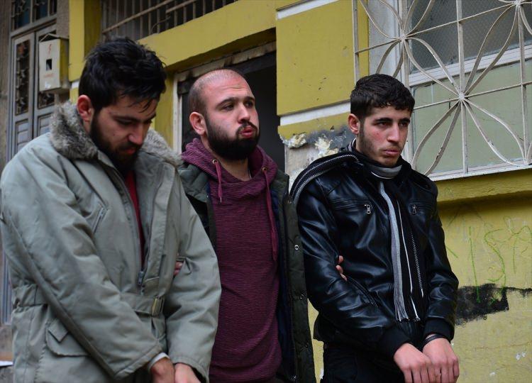 <p><strong>ŞANLIURFA'DA 150 GÖZALTI</strong><br />
Şanlıurfa’da polis tarafından, terör örgütü DEAŞ’a yönelik Suriyeli’lerin kaldığı otel ve evlere düzenlenen eş zamanlı operasyonda 150 kişi gözaltına alındı. Terörle Mücadele Şubesi polisleri, terör örgütü DEAŞ soruşturması kapsamında bir süredir izlemeye alınan Suriyeli’lerin yakalanması için bu sabah harekete geçti. Savcılık talimatıyla kentin çeşitli semtlerinde Suriye uyrukluların kaldığı otel ve evlere polisler tarafından eş zamanlı baskın düzenledi. Yoğun güvenlik önlemlerinin alındığı baskınlarda 150 Suriyeli gözaltına alındı.</p>
