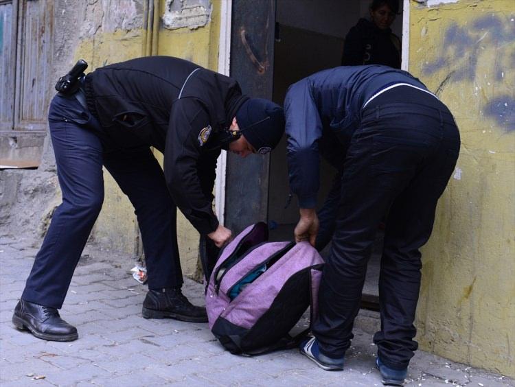 <p>Halen devam eden operasyonda Suriyeli şüphelilerin kaldığı otel ve evlerde yapılan aramada çok sayıda dokümana da el konuldu. Sağlık kontrolünden geçirildikten sonra Terörle Mücadele Şube Müdürlüğü’ne götürülen şüphelilerin, DEAŞ ile irtibatlarına yönelik sorgulanacağı bildirildi.</p>