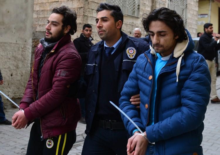 <p><strong>BURSA'DA 46 GÖZALTI</strong><br />
Bursa'da da terör örgütü DEAŞ'a yönelik operasyonda 46 kişi gözaltına alındı. İl Emniyet Müdürlüğü Terörle Mücadele Şubesi ekipleri, Nilüfer, Osmangazi, Yıldırım, Gürsu ve Orhaneli ilçelerinde belirlenen adreslere eş zamanlı operasyon düzenledi.  Operasyonlarda DEAŞ üyesi oldukları iddiasıyla aralarında yabancı uyrukluların da bulunduğu 46 kişi gözaltına alındı. Şüphelilerin emniyetteki işlemleri sürüyor.</p>
