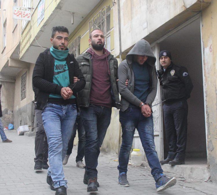 <p>Konya Emniyet Müdürlüğü Terörle Mücadele Şubesi ekipleri, Özel Harekat Polisi eşliğinde bu sabah belirlenen adreslere eş zamanlı operasyon düzenlendi. Sürdürülen operasyonda ilk etapta 30’un üzerinde kişi gözaltına alındı. Diğer şüphelileri de yakalamak amacıyla operasyona devam edilirken bu kişilerin örgüte lojistik destek sağladığı ve Suriye gidip- gelerek örgütle temasa geçtikleri ileri sürüldü.</p>