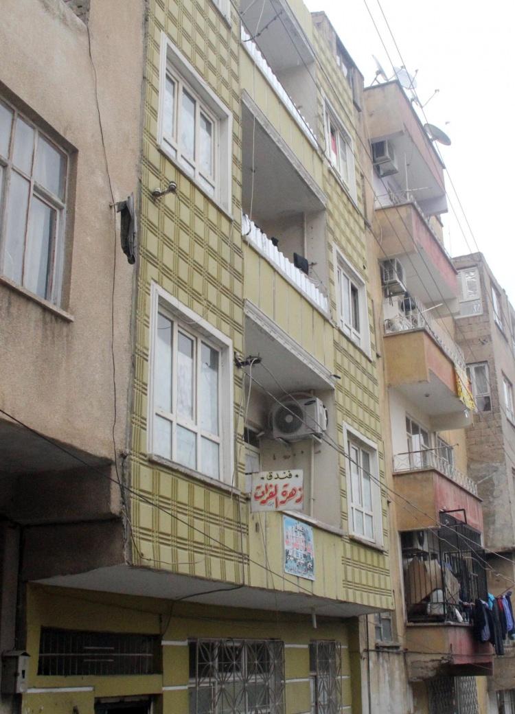 <p><strong>ADANA'DA EYLEM HAZIRLIĞINDAKİ 25 KİŞİ YAKALANDI </strong><br />
Adana'da da terör örgütü DEAŞ'a yönelik düzenlenen operasyonda haklarında sansasyonel eylem hazırlığında oldukları şeklinde bilgilerin de bulunduğu 25 kişi gözaltına alındı. Adana Emniyet Müdürlüğü Terörle Mücadele Şube Müdürlüğü ekipleri, şafak vakti terör örgütü DEAŞ'a yönelik Yüreğir ilçesi, Yeşilbağlar ve Kiremithane mahallelerinde operasyon başlattı. Aralarında özel harekat polisinin de bulunduğu yaklaşık 500 polis iki mahallede 53 adrese şok baskın yaptı. Yapılan baskınlarda 25 kişi gözaltına alındı. </p>