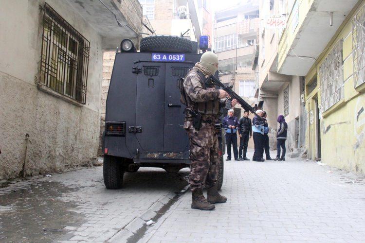 <p><strong>İZMİR'DE EYLEM YAPACAKLARDI</strong><br />
Öte yandan İzmir'de de bu sabah düzenlenen operasyonda DAEŞ silahlı terör örgütü adına çatışma bölgelerine gidip gelen, halen çatışma bölgeleriyle irtibatlı olup eylem hazırlığındaki 9 kişi gözaltına alındı. İzmir Cumhuriyet Başsavcılığı Terör ve Örgütlü Suçlar Soruşturma Bürosu'nun talimatı ile İzmir merkez ve Menemen ilçelerinde 9 adrese eş zamanlı olarak operasyon yapıldı. Operasyonlarda 9 şüpheli gözaltına alındı. Adreslerde yapılan aramada ele geçirilenler arasında 1 av tüfeği, 1 adet ruhsatsız tabanca ile FETÖ terör örgütü lideri Fetullah Gülen'e ait kitapların da olduğu iddia edildi. </p>