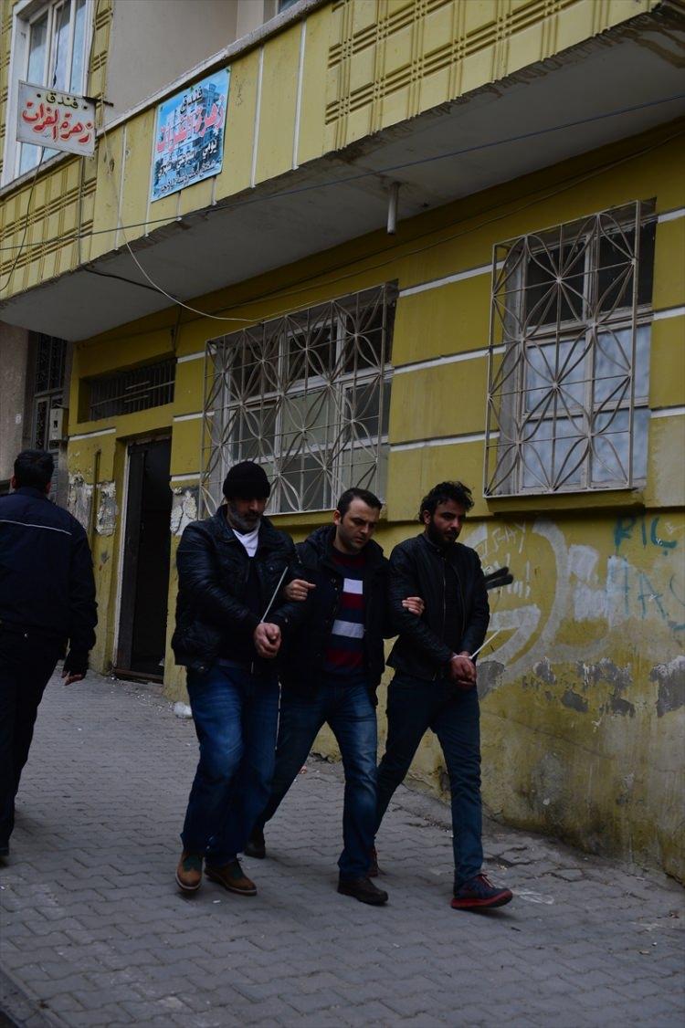 <p><strong>ADIYAMAN MERKEZLİ 5 İLDE 10 GÖZALTI</strong><br />
Adıyaman merkezli 5 ilde de terör örgütü DEAŞ'a yönelik operasyonda 10 şüpheli gözaltına alındı. İl Emniyet Müdürlüğü Terörle Mücadele Şubesi ekipleri, Adıyaman Cumhuriyet Başsavcılığının koordinesinde, Suriye'deki çatışma bölgelerindeki teröristlerle irtibatlı oldukları, örgütsel toplantılar düzenleyerek propaganda yaptıkları ve terör örgütüne eleman kazandırmaya çalıştıkları öne sürülen şüphelilere yönelik Adıyaman, İstanbul, Manisa, Gaziantep ve Samsun'da 84 adrese eş zamanlı operasyon düzenledi. </p>