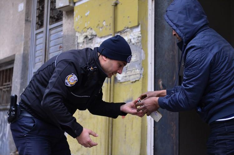 <p>Özel harekat ekiplerinin desteğiyle kent merkezinde 39, Kahta, Besni ve Gölbaşı ilçelerinde 15, diğer 4 ilde de 30 olmak üzere 84 adreste yapılan aramada çok sayıda örgütsel doküman ele geçirildi. Operasyonda terör örgütü DEAŞ mensubu oldukları iddiasıyla 10 şüpheli gözaltına alındı. Sağlık kontrolünden geçirilen zanlılar, emniyete götürüldü.</p>