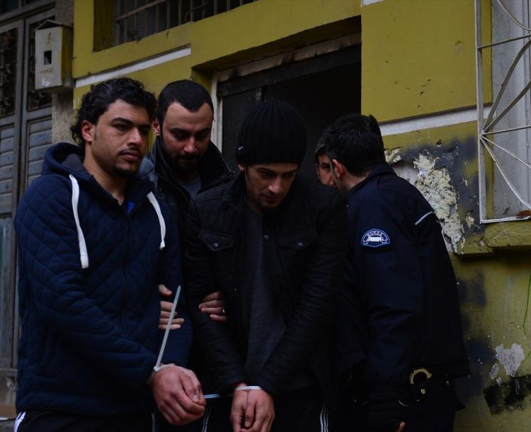 <p><strong>ELAZIĞ'DA 12 GÖZALTI </strong><br />
Elazığ'da terör örgütü DEAŞ'a yönelik operasyonda 12 şüpheli gözaltına alındı. Elazığ Cumhuriyet Başsavcılığı koordinesinde İl Emniyet Müdürlüğü Terörle Mücadele Şubesi ekiplerince terör örgütü DEAŞ'a yönelik yürütülen soruşturma kapsamında hakkında gözaltı kararı verilen 16 şüphelinin yakalanması için kent merkezi ve ilçelerde eş zamanlı operasyon düzenlendi. Operasyonda yakalanan 12 kişi, Elazığ Eğitim ve Araştırma Hastanesinde sağlık kontrolünden geçirildikten sonra emniyete götürüldü. Diğer 4 kişinin yakalanmasına çalışılıyor.</p>
