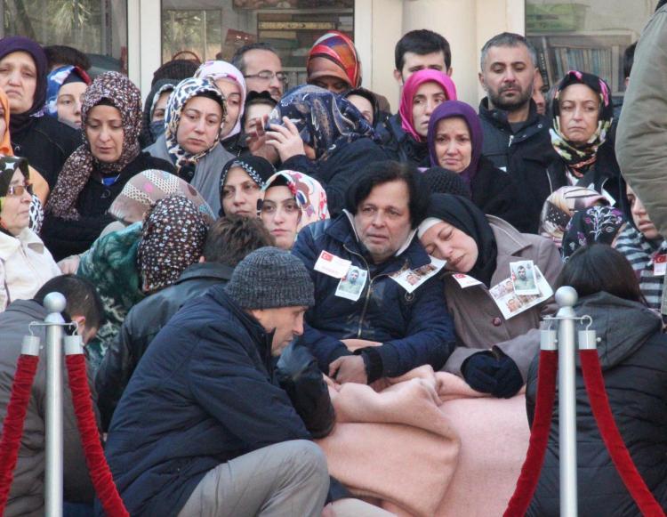 <p>KAYSERİ'de hain terör saldırısı sonucu şehit olan Piyade Çavuş Fehmi Barçın son yolculuğuna uğurlandı. Barçın için Bayrampaşa Ulu Camii'nde öğle namazını müteakip cenaze namazı kılındı.</p>