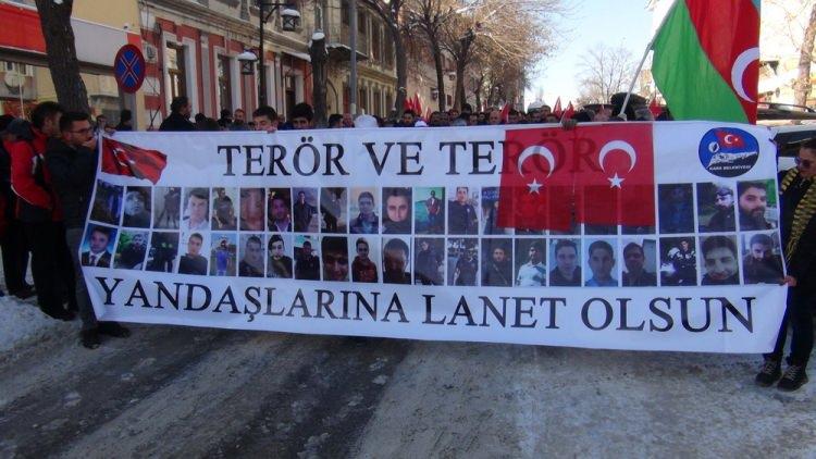 <p>KARS'ta vatandaşlar sıfırın altında 13 derecede teröre lanet yürüyüşü düzenledi. </p>

<p> </p>

