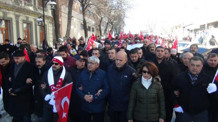 <p>KARS'ta vatandaşlar sıfırın altında 13 derecede teröre lanet yürüyüşü düzenledi. </p>
<p> </p>