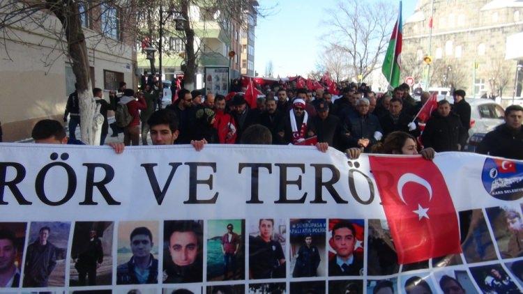 <p>KARS'ta vatandaşlar sıfırın altında 13 derecede teröre lanet yürüyüşü düzenledi. </p>
<p> </p>