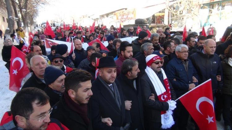 <p>KARS'ta vatandaşlar sıfırın altında 13 derecede teröre lanet yürüyüşü düzenledi. </p>
<p> </p>