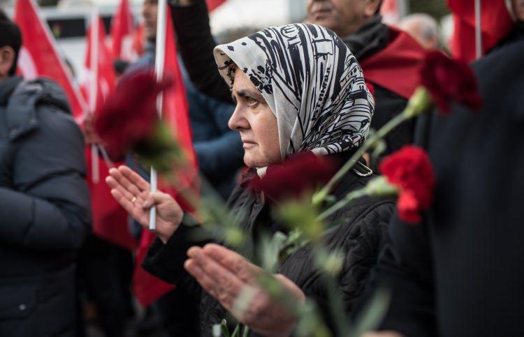 <p>Kayseri'deki terör saldırısını protesto eden grup, Beyoğlu Tünel'den Galatasaray Meydanı'na yürüdü. </p>

<p> </p>
