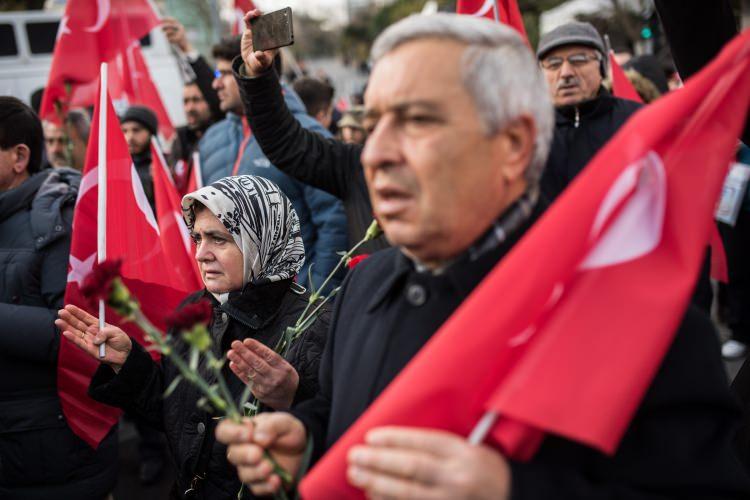 <p>Kayseri'deki terör saldırısını protesto eden grup, Beyoğlu Tünel'den Galatasaray Meydanı'na yürüdü. </p>
<p> </p>