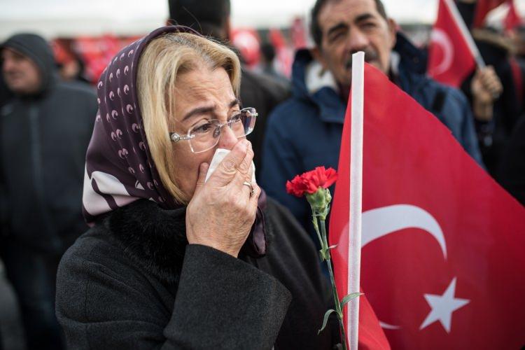 <p>Kayseri'deki terör saldırısını protesto eden grup, Beyoğlu Tünel'den Galatasaray Meydanı'na yürüdü. </p>

<p> </p>
