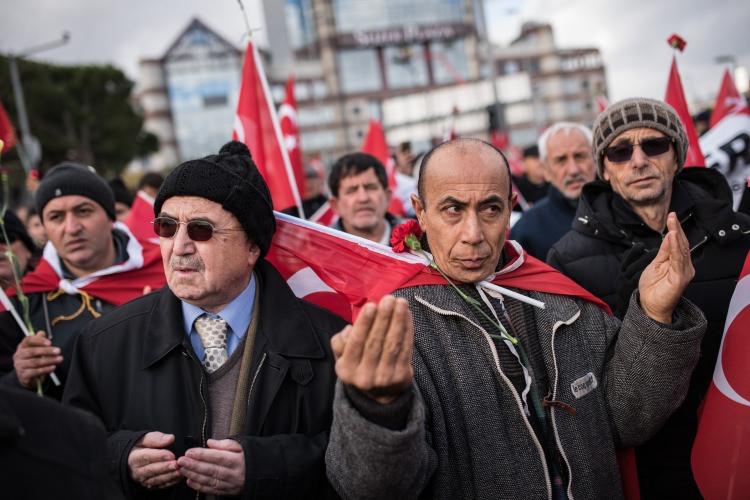 <p>Kayseri'deki terör saldırısını protesto eden grup, Beyoğlu Tünel'den Galatasaray Meydanı'na yürüdü. </p>
<p> </p>