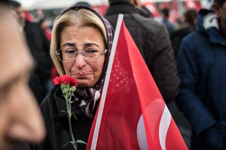 <p>Kayseri'deki terör saldırısını protesto eden grup, Beyoğlu Tünel'den Galatasaray Meydanı'na yürüdü. </p>
<p> </p>